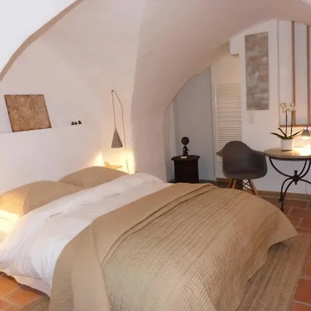 le tilleul Villevieille Extérieur photo